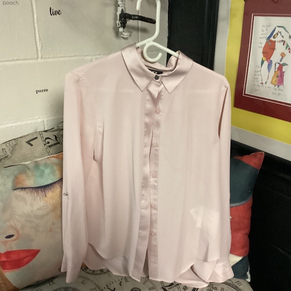 DKNY Elegant PINK  Blouse NEW. XTRA BUTTON.  SMALL - Picture 1 of 9
